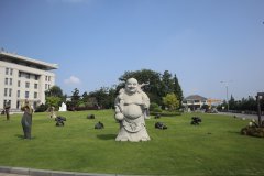 ag真人国际雕塑：陵园中的历史与文化交响