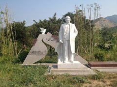 艺术碑雕|青山绿水间，，，，，，傅作义将军纪念碑熠熠生辉
